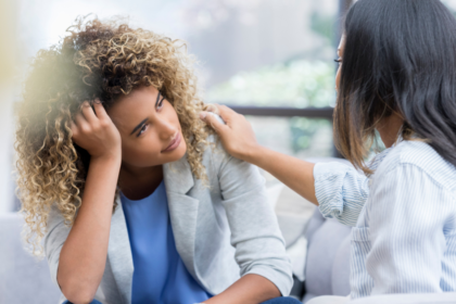 Persona participa en una conversación sobre salud mental y experiencias vividas.