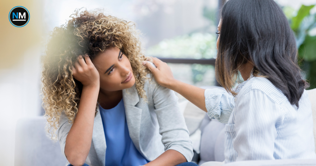 Persona participa en una conversación sobre salud mental y experiencias vividas.