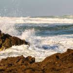 Oleaje fuerte en una playa de Ecuador durante condiciones de mar agitado.