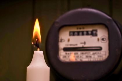Personal de la Empresa Eléctrica Quito trabaja en infraestructura de la red eléctrica
