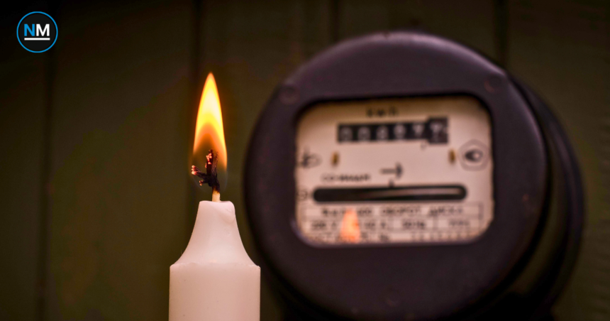 Personal de la Empresa Eléctrica Quito trabaja en infraestructura de la red eléctrica