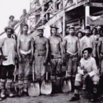 Imagen en blanco y negro de trabajadores azucareros, acompañada de cañaverales y el logo de Notimercio, para una nota sobre la masacre de Aztra de 1977.