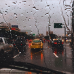 Lluvia sobre una vía durante una jornada de tránsito vehicular