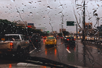 Lluvia sobre una vía durante una jornada de tránsito vehicular