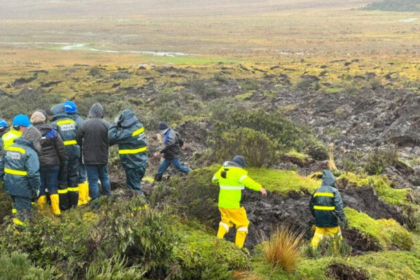 Muro de contención colapsado y afectaciones en una vía de La Argelia Baja, sur de Quito