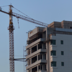 Edificios en proceso de construcción en Ecuador, con estructuras y trabajos de edificación.