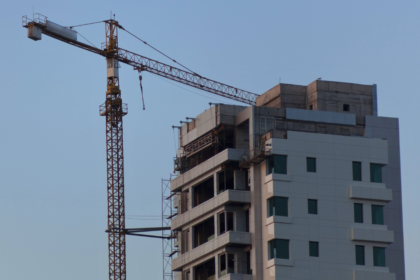 Edificios en proceso de construcción en Ecuador, con estructuras y trabajos de edificación.