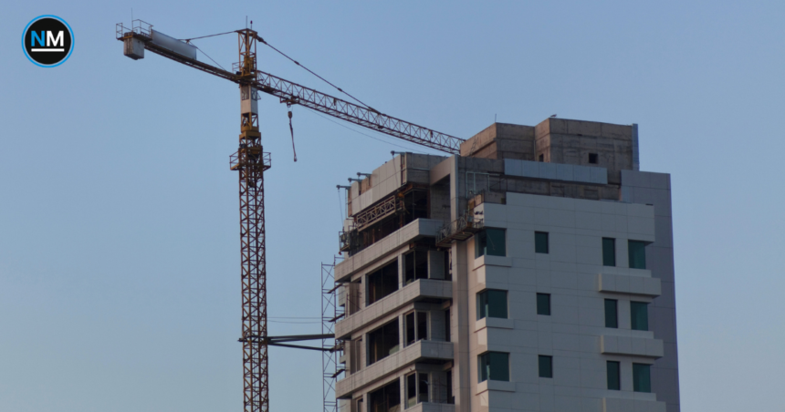 Edificios en proceso de construcción en Ecuador, con estructuras y trabajos de edificación.
