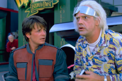 Marty McFly y Doc Brown en una escena de Volver al futuro II, si ambos aparecen en la imagen elegida