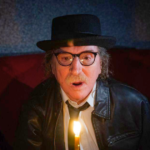 Charly García frente a una vela encendida durante la celebración de su cumpleaños número 75.