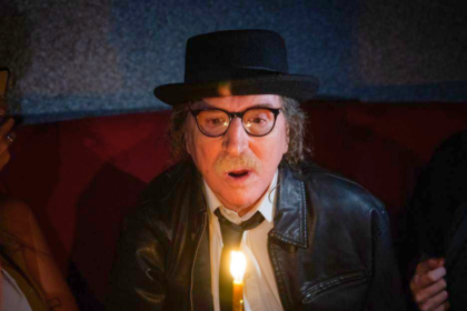 Charly García frente a una vela encendida durante la celebración de su cumpleaños número 75.