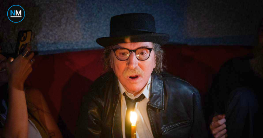 Charly García frente a una vela encendida durante la celebración de su cumpleaños número 75.