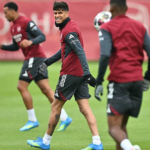 Piero Hincapié con la indumentaria del Arsenal durante una sesión de entrenamiento.