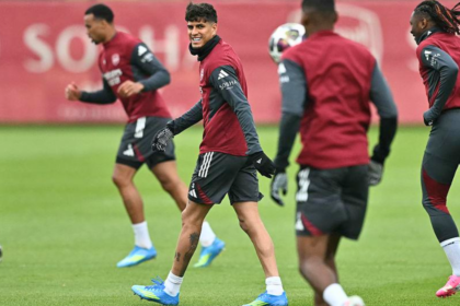 Piero Hincapié con la indumentaria del Arsenal durante una sesión de entrenamiento.