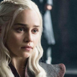 Retrato de la actriz británica Emilia Clarke durante una aparición pública.