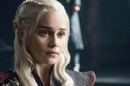 Retrato de la actriz británica Emilia Clarke durante una aparición pública.