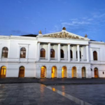 Fachada del Teatro Nacional Sucre, uno de los escenarios de la agenda cultural de Quito del 23 al 25 de octubre.