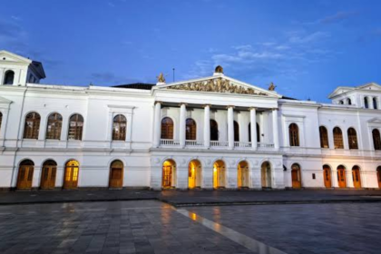 Fachada del Teatro Nacional Sucre, uno de los escenarios de la agenda cultural de Quito del 23 al 25 de octubre.