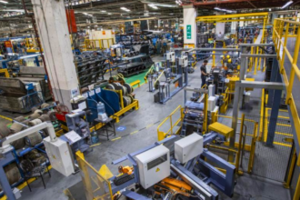 Instalaciones industriales de Ecuador, sector afectado por las desconexiones eléctricas que el Gobierno prevé finalizar el 1 de noviembre de 2026.