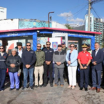 Autoridades municipales durante la entrega del Puesto de Mando Operativo Universidades en Quito.