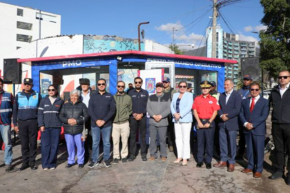 Autoridades municipales durante la entrega del Puesto de Mando Operativo Universidades en Quito.