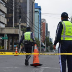 Agentes metropolitanos de tránsito durante un operativo de control vehicular en una calle de Quito.