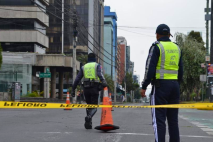 Agentes metropolitanos de tránsito durante un operativo de control vehicular en una calle de Quito.