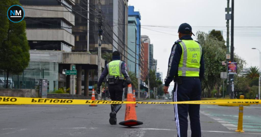 Agentes metropolitanos de tránsito durante un operativo de control vehicular en una calle de Quito.