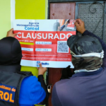 Funcionarios de la Agencia Metropolitana de Control durante la clausura de un centro clandestino de rehabilitación en San Bartolo, al sur de Quito.