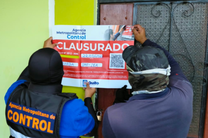 Funcionarios de la Agencia Metropolitana de Control durante la clausura de un centro clandestino de rehabilitación en San Bartolo, al sur de Quito.
