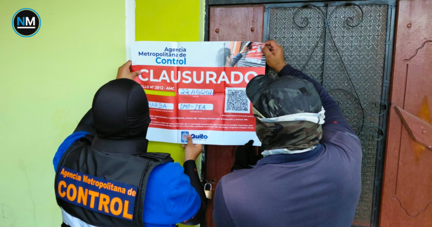 Funcionarios de la Agencia Metropolitana de Control durante la clausura de un centro clandestino de rehabilitación en San Bartolo, al sur de Quito.