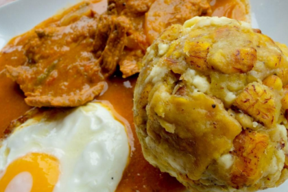 Bolones de verde, tigrillos y corviches, preparaciones tradicionales protagonistas del festival De Verde a Maduro en Quito.