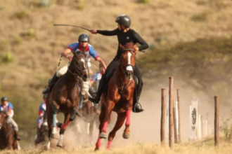 Jinetes participan en la Cacería del Zorro 2026 en Ibarra