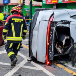 Bomberos de Quito atienden un accidente de tránsito con un vehículo volcado en San Antonio de Pichincha, donde falleció el DJ Carlos Fraga.