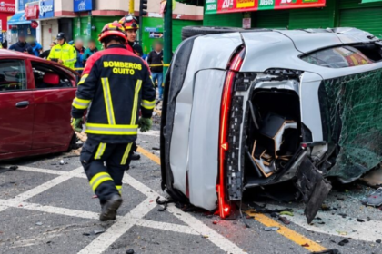 Bomberos de Quito atienden un accidente de tránsito con un vehículo volcado en San Antonio de Pichincha, donde falleció el DJ Carlos Fraga.