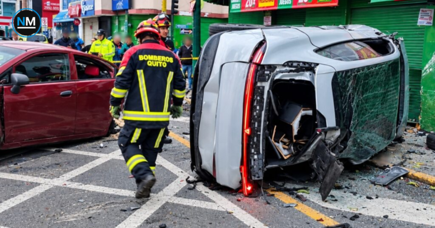 Bomberos de Quito atienden un accidente de tránsito con un vehículo volcado en San Antonio de Pichincha, donde falleció el DJ Carlos Fraga.